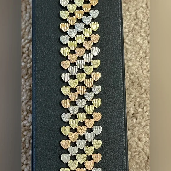 Beautiful Danbury Mint heart bracelet. Gold, silver and rose gold tones. - Picture 5 of 11